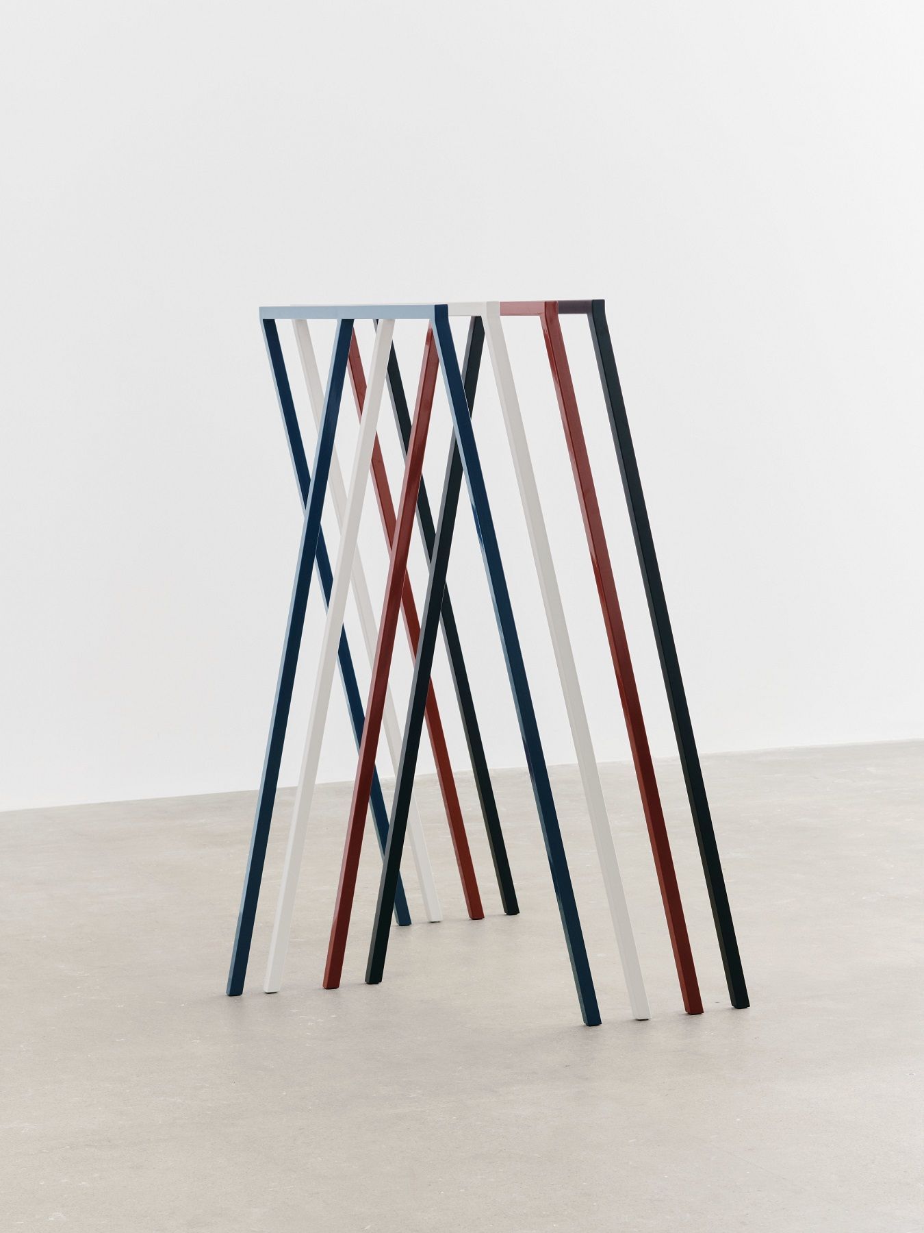 Hay Loop Stand Wardrobe Garderobe mit bunten, schrägen Metallbeinen in Blau, Weiß, Rot und Schwarz.