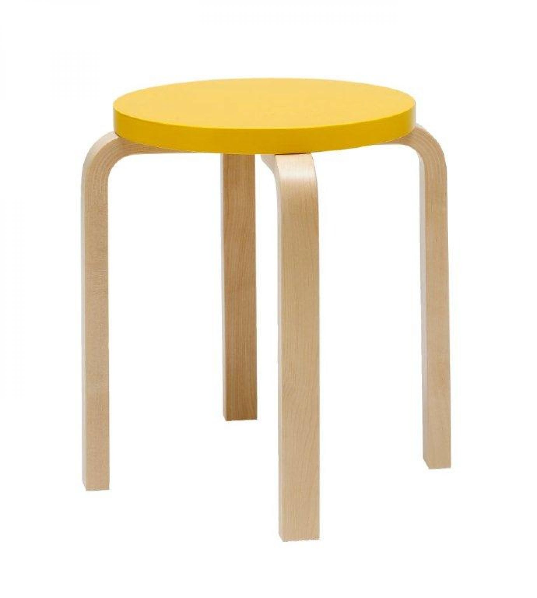 Artek E60 Hocker mit gelber Sitzfläche und drei Beinen aus hellem Holz.