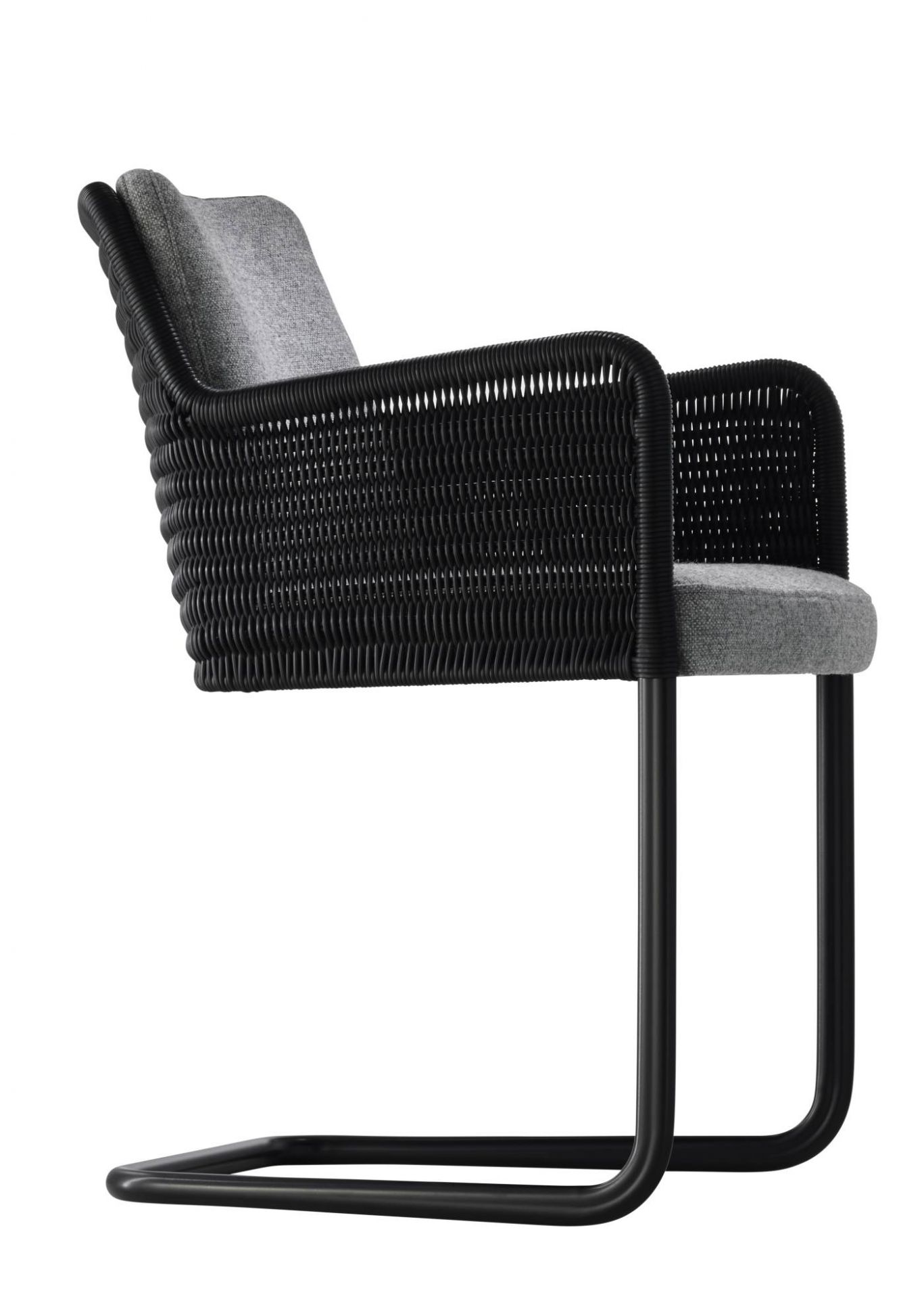 D43 Kragstuhl Freischwinger Tecta mit schwarzem Gestell und grauem Sitzpolster, seitliche Ansicht. Designklassiker für Wohnen und Büro.