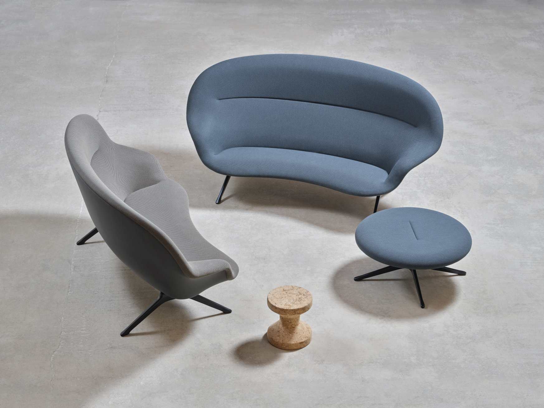 Vitra Abalon Sofa, Sessel und Hocker in Grau- und Blautönen auf hellgrauem Untergrund.