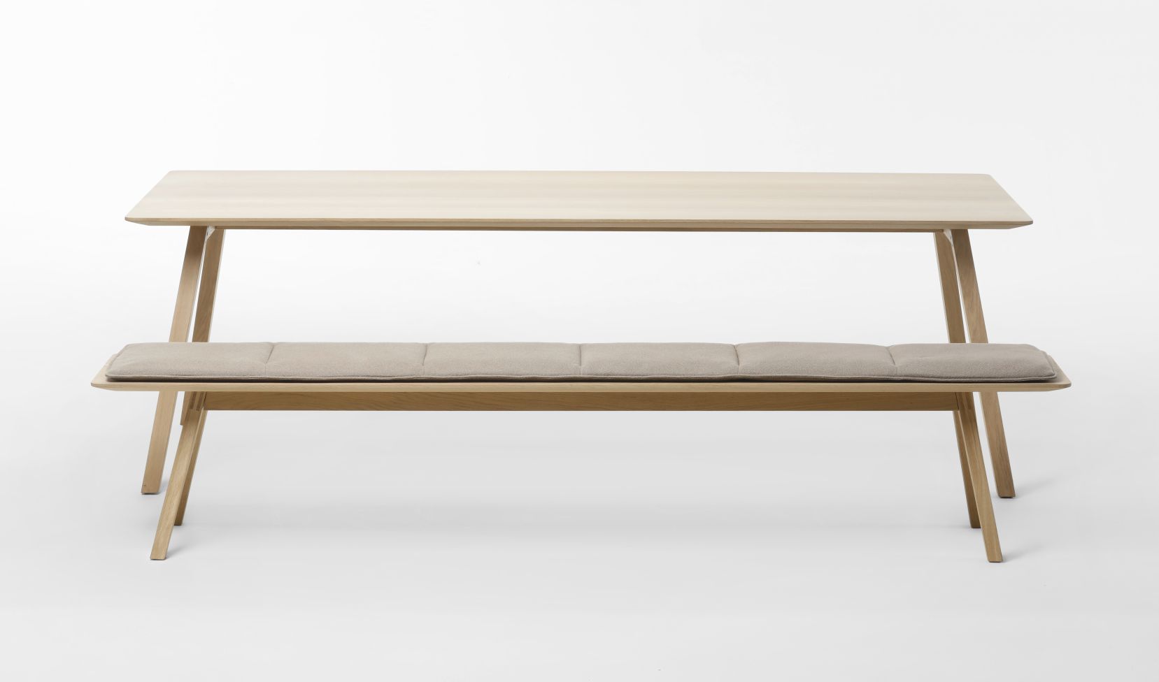 Monk Tisch von Prostoria mit passender Bank und Polsterauflage, helle Holzoptik, modernes Esszimmer Möbel.
