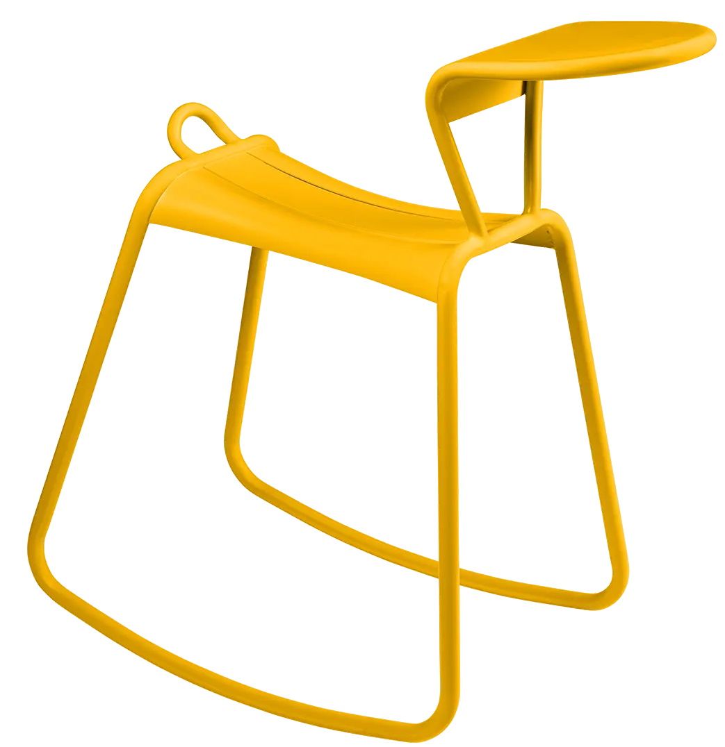 Gelber Adadesk Beistelltisch Wippe von Fermob für den Außenbereich, modernes Design mit Kufen.