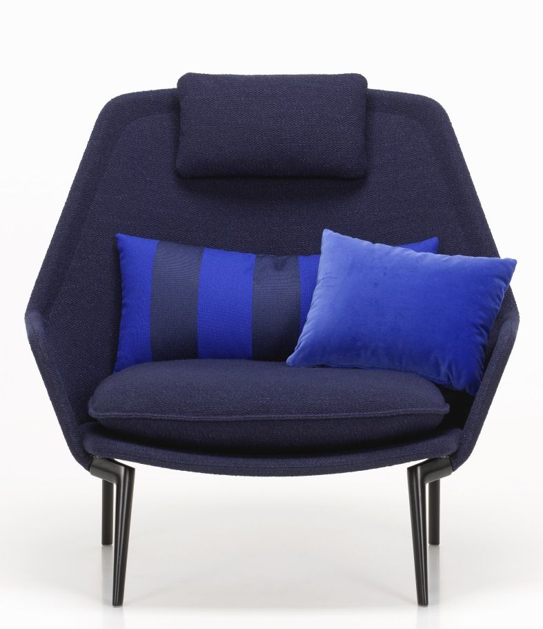 Blauer Vitra Slow Chair Sessel mit Stoffbezug und Kissen für Wohnzimmer oder Lounge.