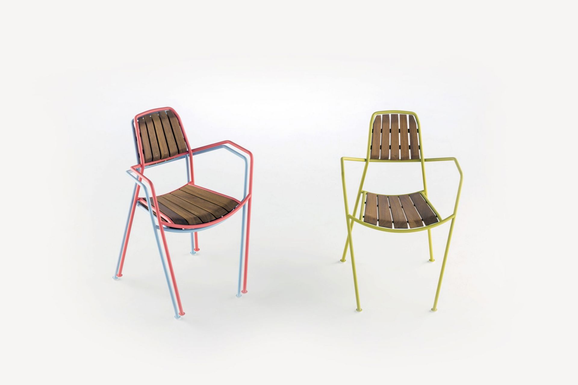 Zwei Osmo Stühle von Prostoria in Gelb und Rosa, moderne Gartenstühle aus Holz und Metall.