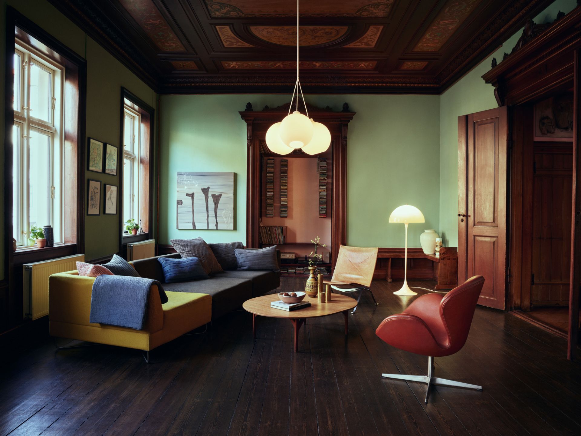 Wohnzimmer Interieur mit Designermöbeln: Sofa, Sessel, Couchtisch und Pendelleuchte für stilvolles Wohnen.