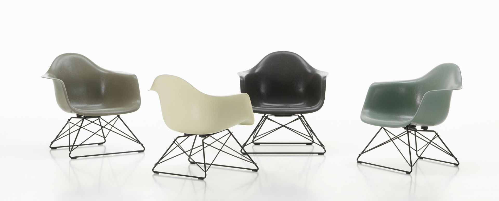 Eames Fiberglass Arm Chair LAR Stuhl von Vitra in verschiedenen Farben auf weißem Hintergrund.