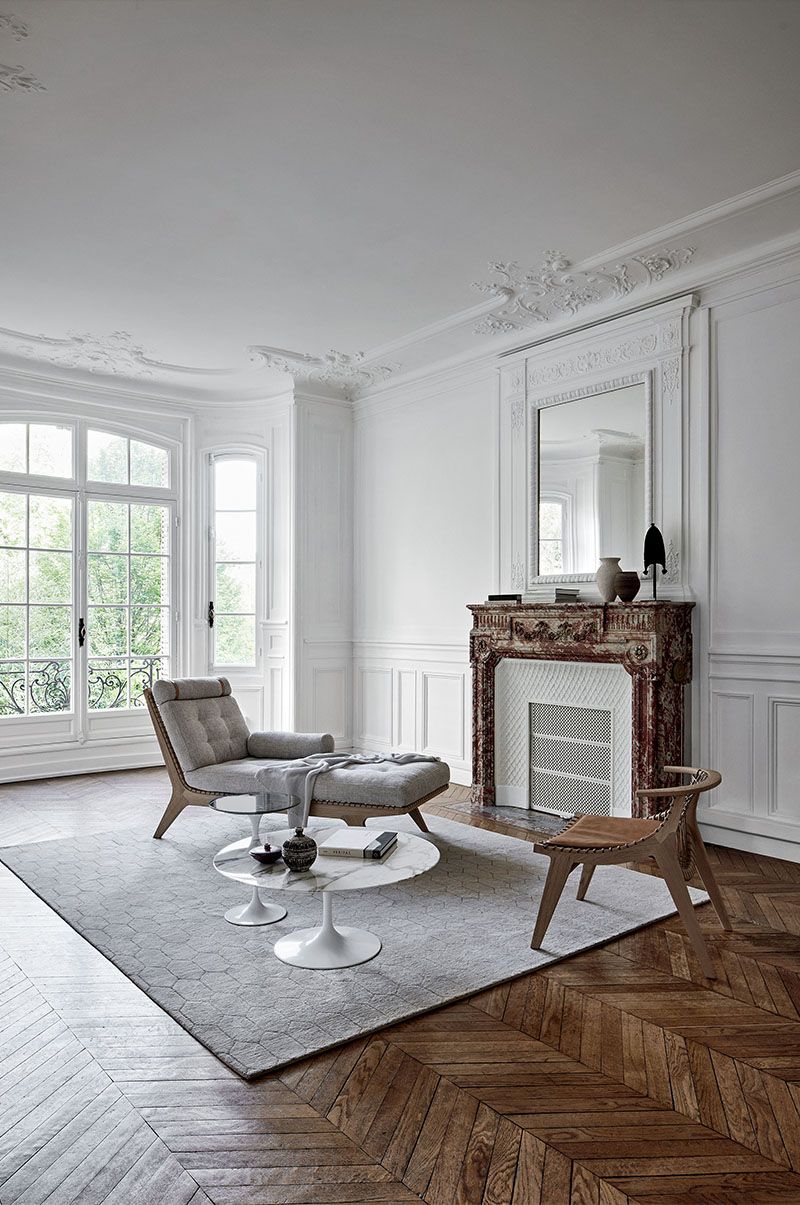 Heller Raum mit Klismos Lounge Sessel von Knoll International und passendem Holzstuhl.