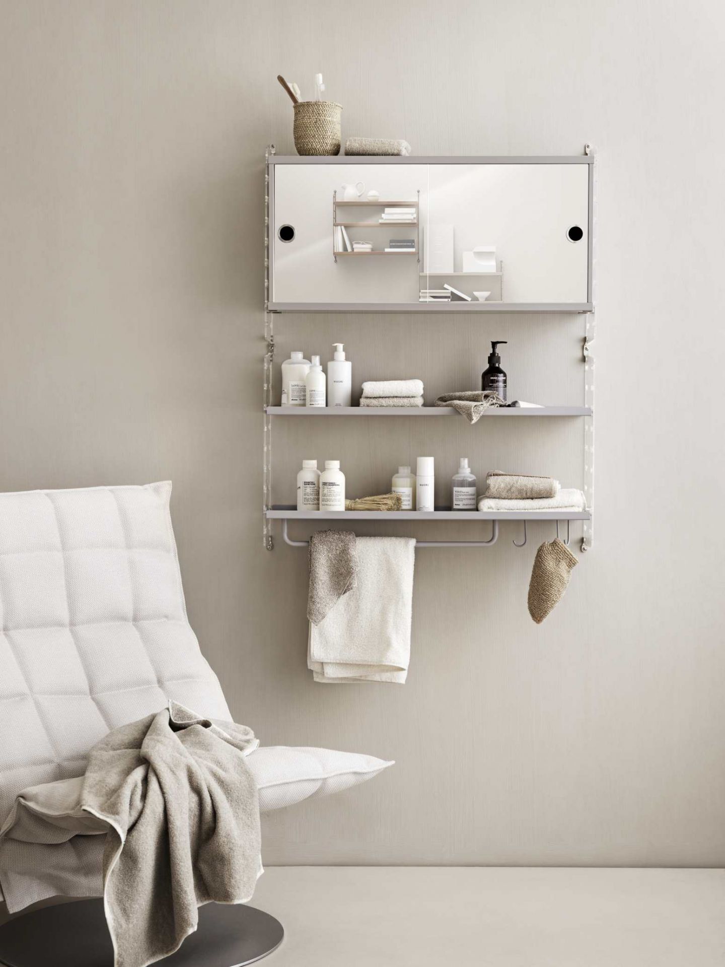 String Badezimmer Wandregal mit Spiegel und Handtüchern, modernes Regalsystem für Badaccessoires.