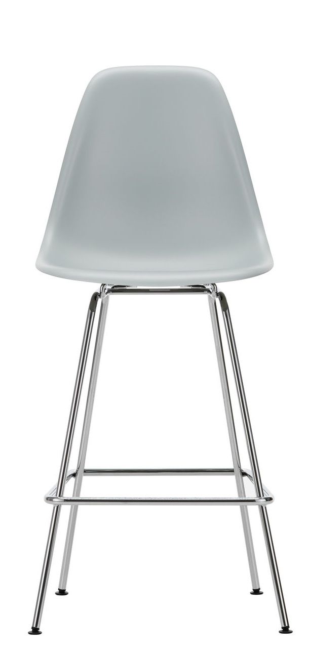 Eames Plastic Bar Stool von Vitra in Hellgrau mit verchromtem Metallgestell, Frontansicht.
