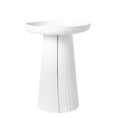 Weiße, plissierte Vase mit goldener Akzentlinie, ideal als Hochzeitsdekoration oder Blumenvase.