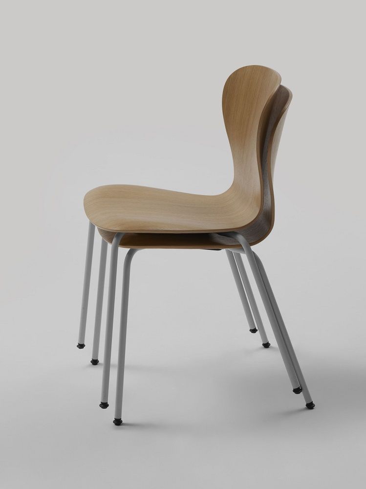 Thonet S 220 Formholzstuhl, ein stapelbarer Holzstuhl ohne Armlehne mit Stahlrohrgestell, Ansicht von der Seite.