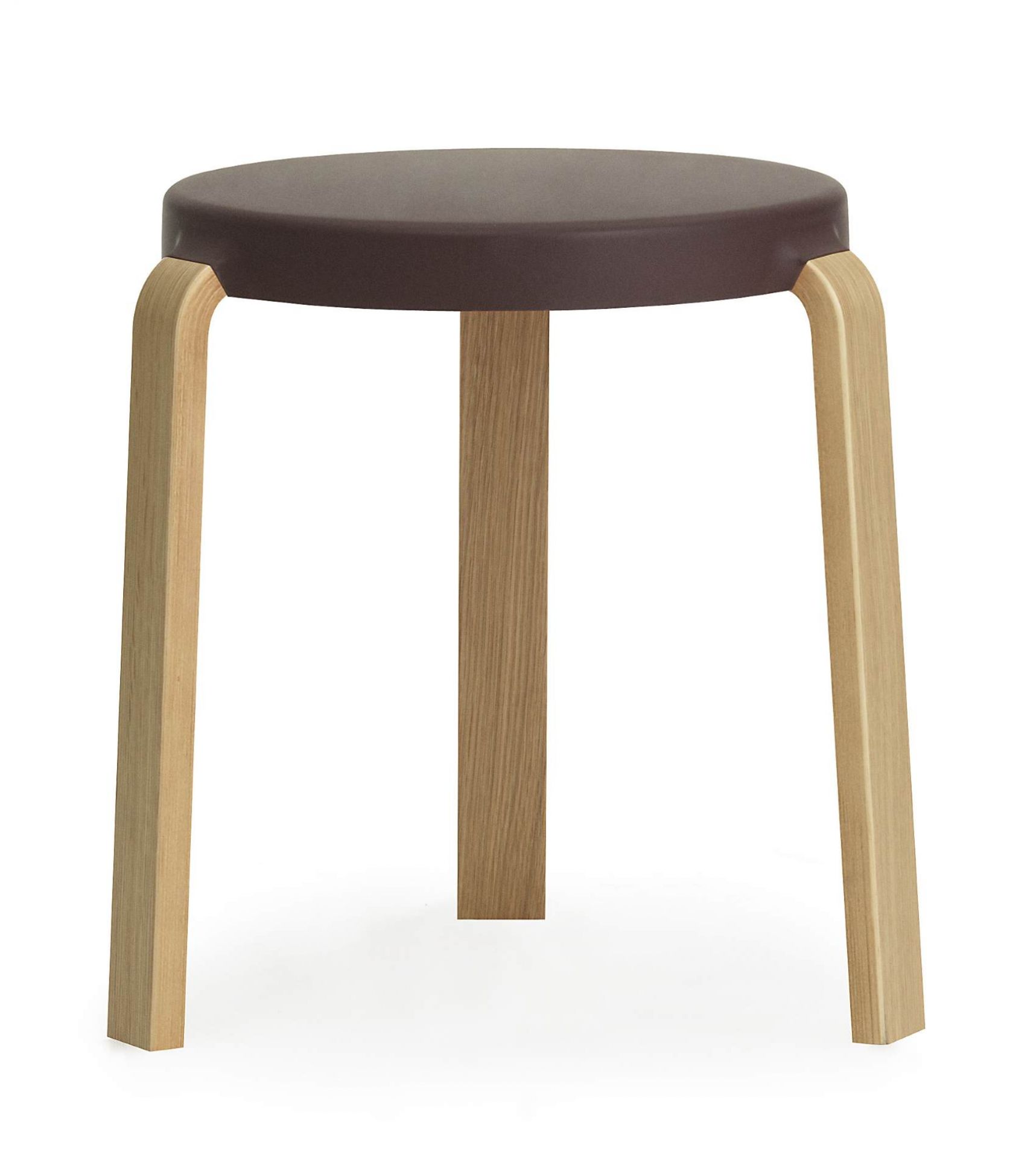 Tap Hocker von Normann Copenhagen mit braunem Sitzpolster und hellem Holzgestell, freigestellt auf weißem Hintergrund.