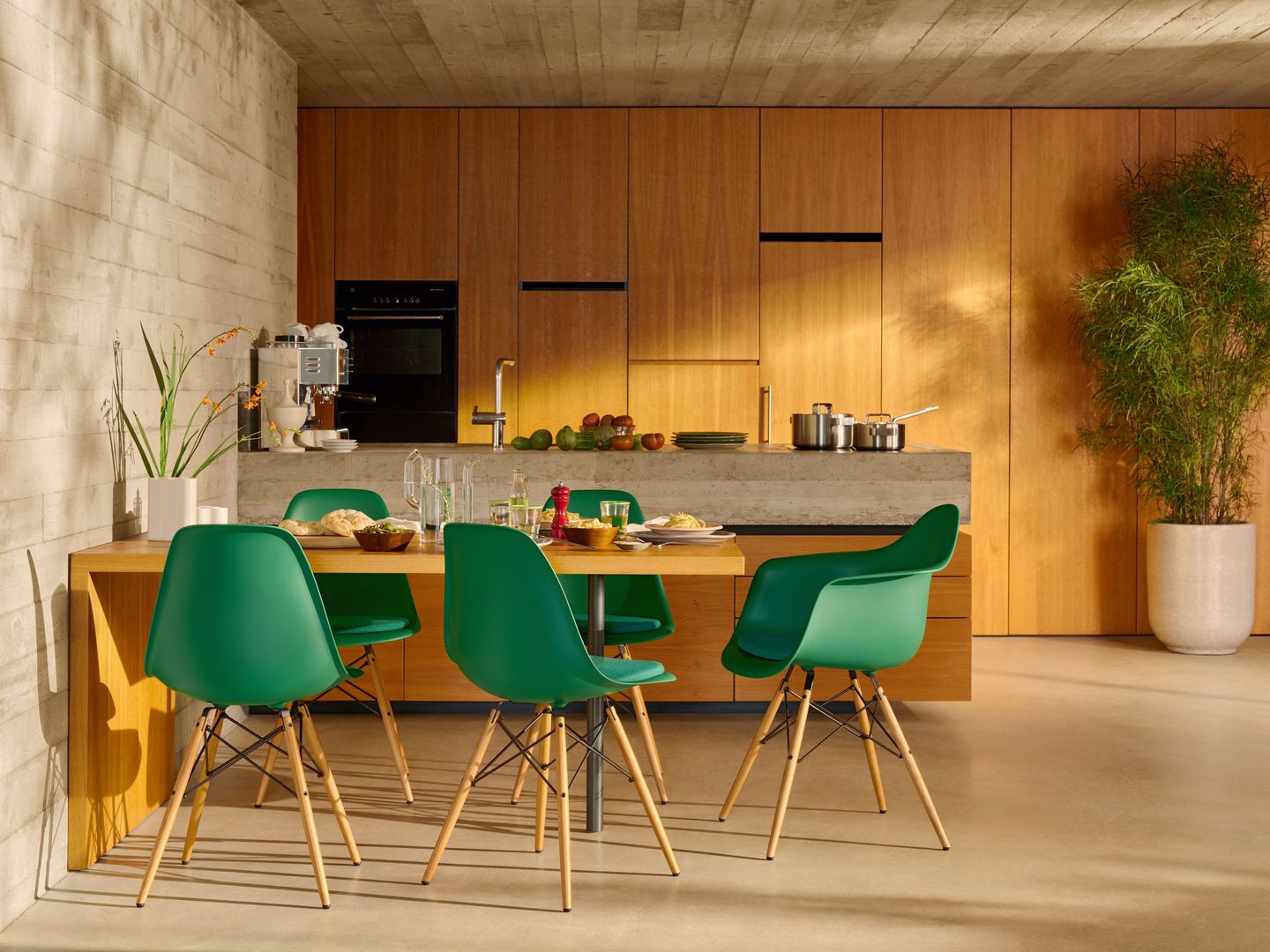 Esszimmer mit Esstisch und grünen Eames Plastic Side Chairs DSW Stühlen von Vitra.