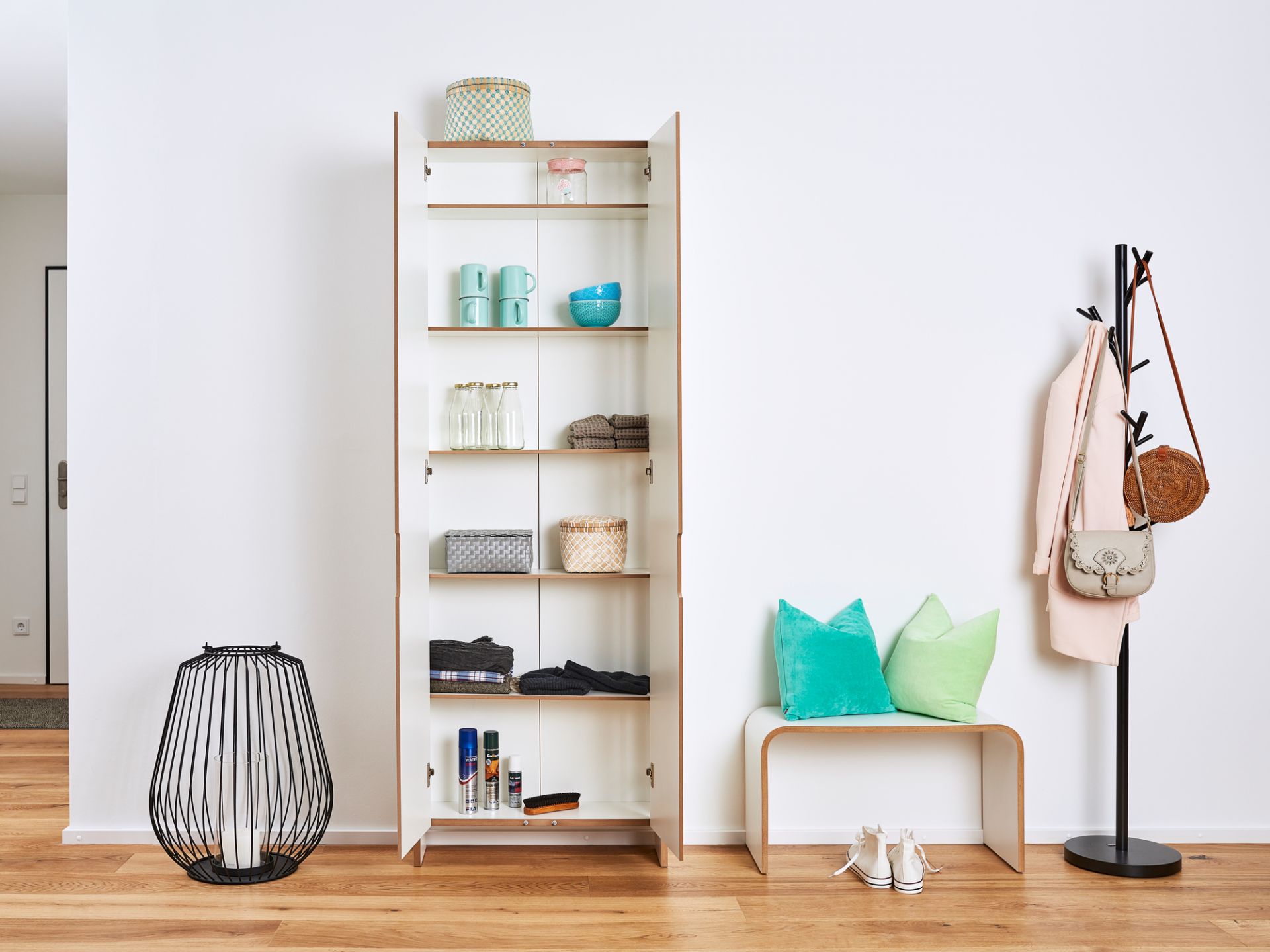 Offener, weißer Tojo Flachmann Schuhschrank mit Regalböden im modernen Flur mit Garderobe und Sitzbank.