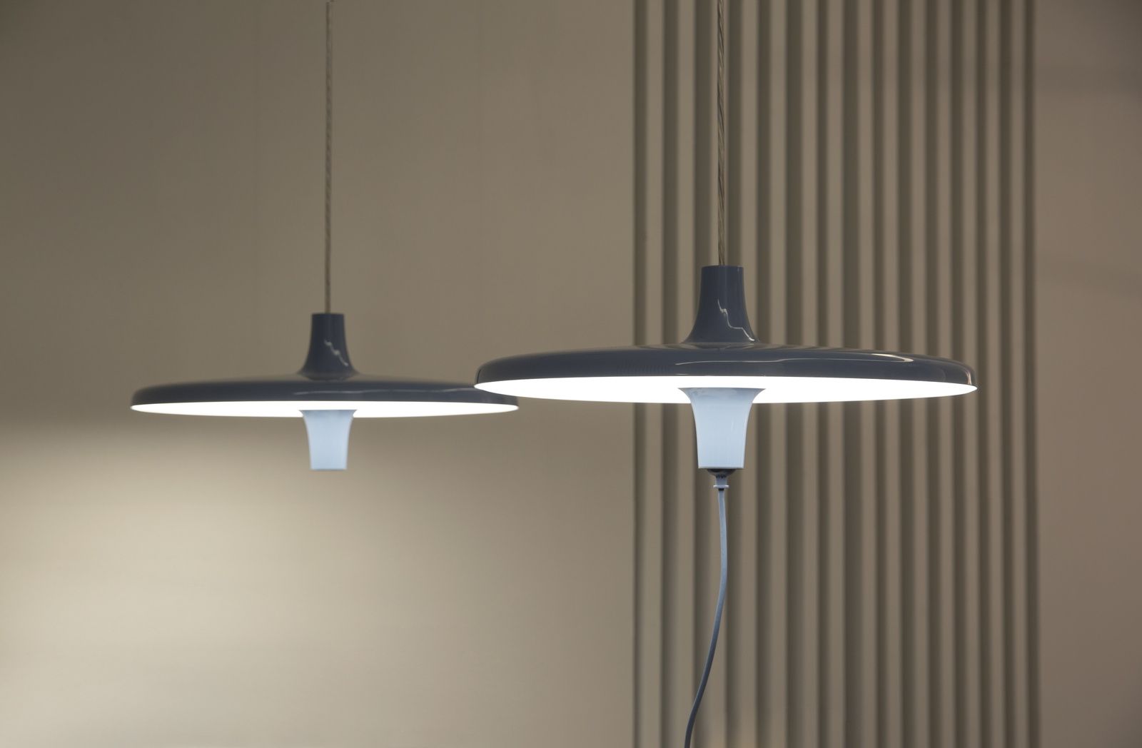 Zwei Avro Hängeleuchten von Martinelli Luce in Schwarz, moderne Pendelleuchten für Wohnraum und Esszimmer.