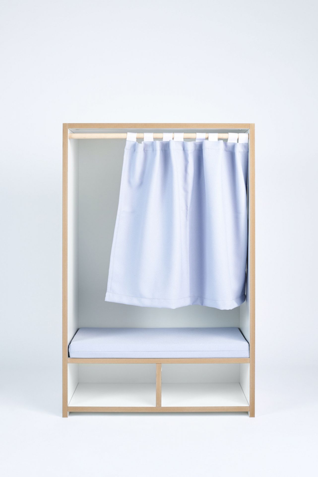 Tojo Kids Nische: Kinderzimmer Leseecke mit Vorhang und Sitzkissen, modernes Design für Kinder.