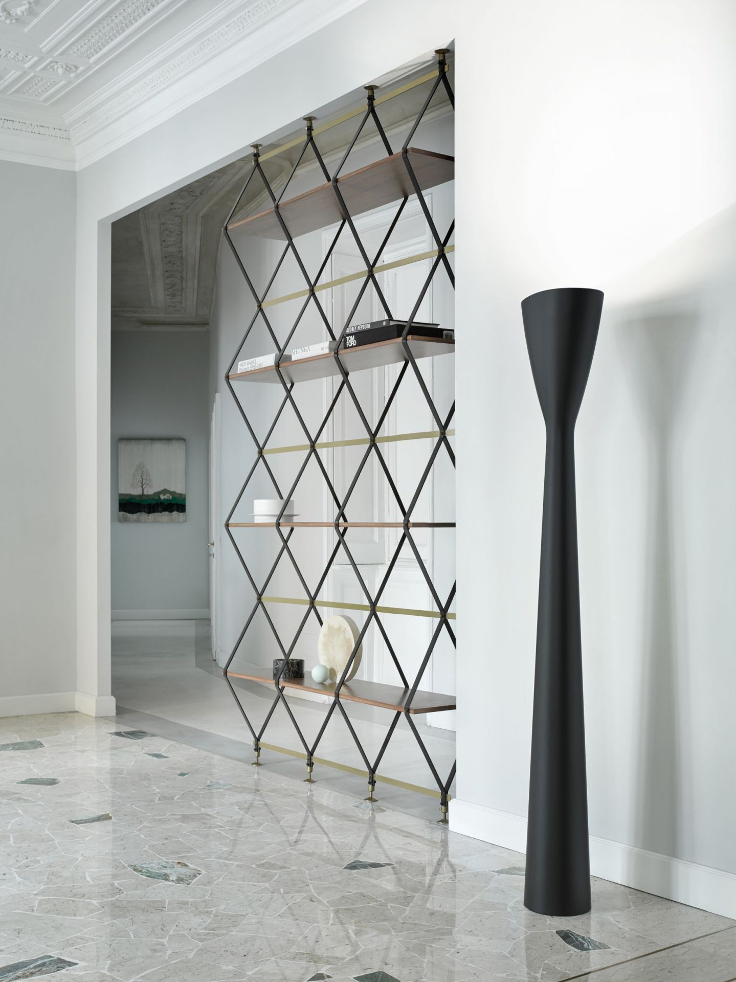 Schwarze D38L Carrara LED Stehleuchte von Luceplan in einem eleganten Raum mit Marmorboden.