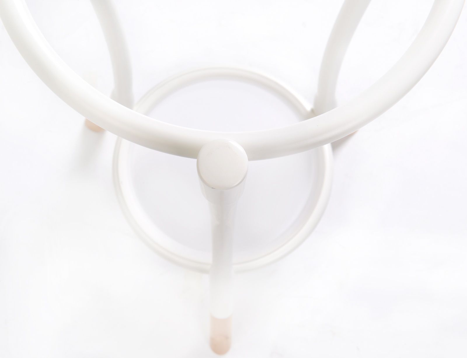 Ansicht von oben: Weißer Cloud Schirmständer von Wiener GTV Design mit minimalistischem, modernem Design.