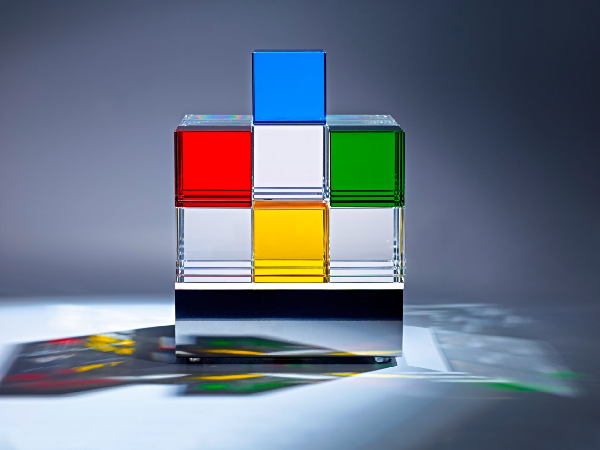 Cubelight LED Tischleuchte: Kubusförmige Designleuchte mit farbigen Acrylglas-Elementen für stimmungsvolle Beleuchtung.
