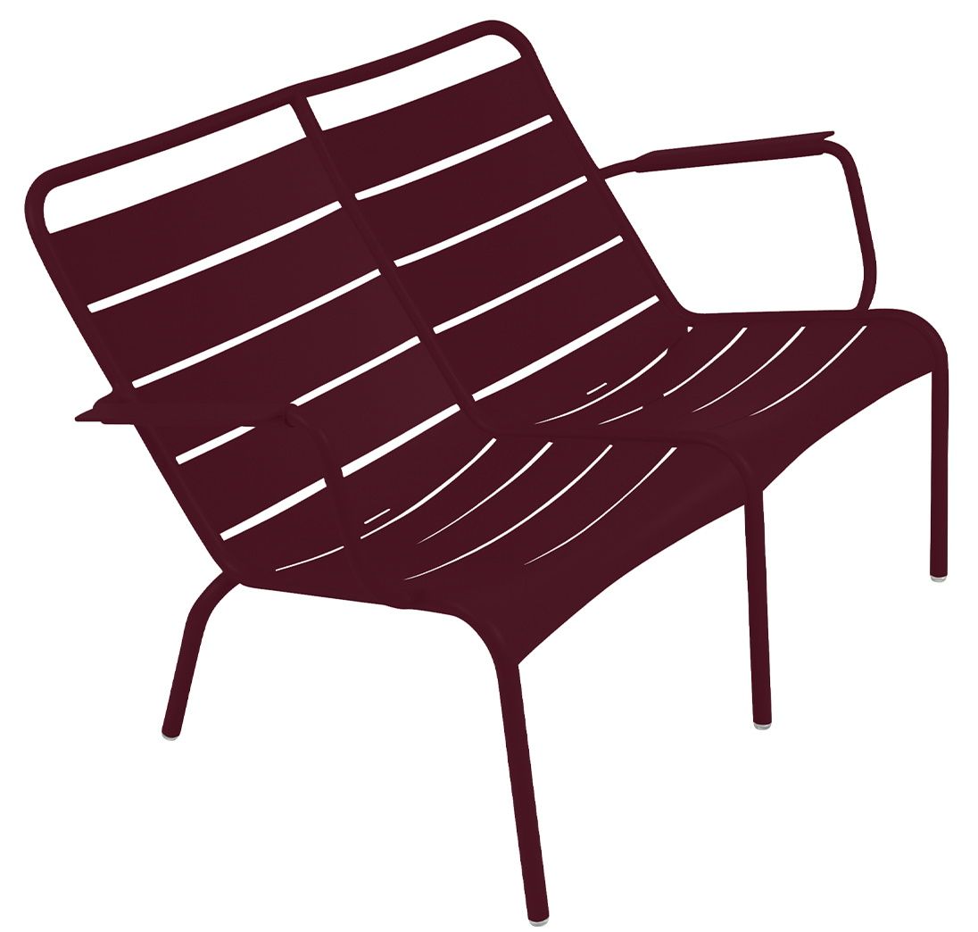 Burgunderroter Luxembourg Sessel Duo von Fermob für den Außenbereich, modernes Design mit Armlehnen und Lattenstruktur.