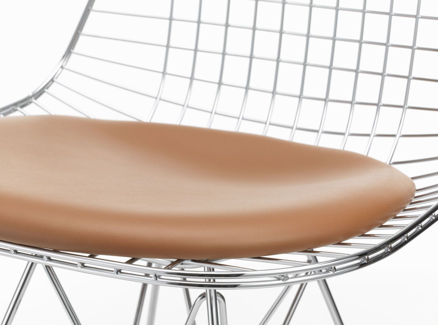 Detailaufnahme von Vitra DKR Wire Chair Stuhl mit braunem Sitzkissen, modernes Design für Esszimmer und Wohnbereich.