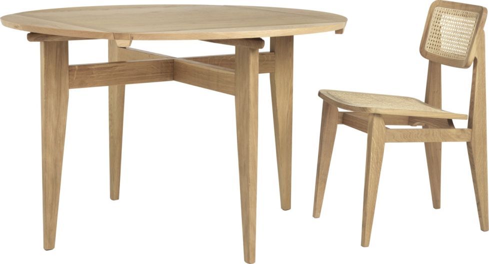 Gubi B-Table Esstisch ausziehbar aus Eichenholz mit passendem Holzstuhl mit Rattanlehne.