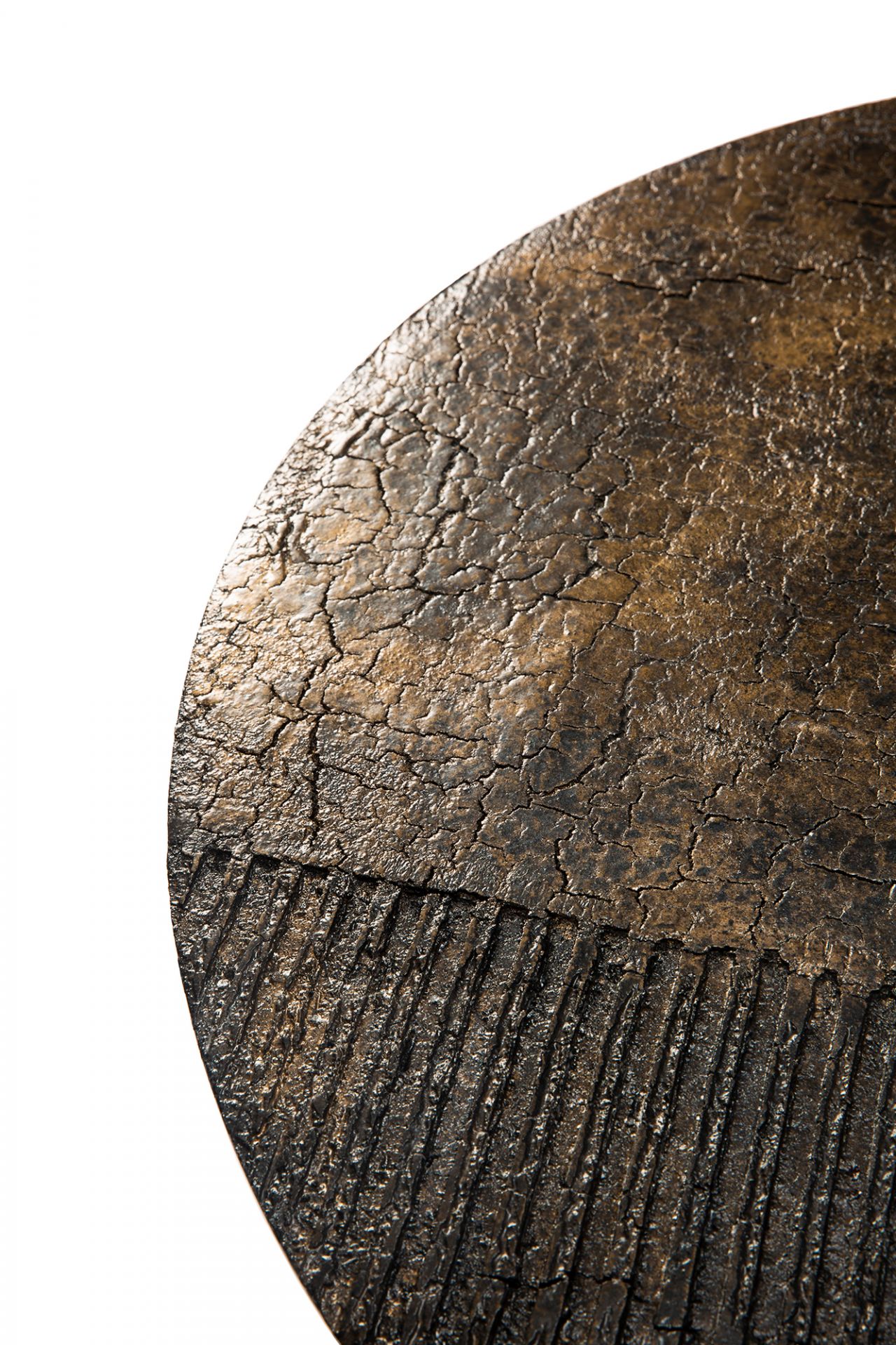 Detailaufnahme der Tischplatte des Luna Couchtischs mit Lava-Finish und linear-ethnischem Muster von Ethnicraft.