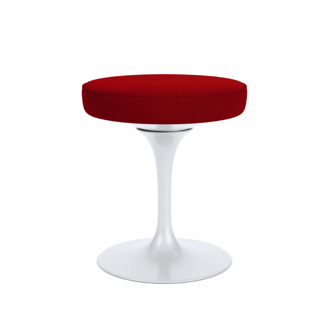 Roter Tulip Stool Hocker von Knoll International mit weißem Fuß auf weißem Hintergrund.