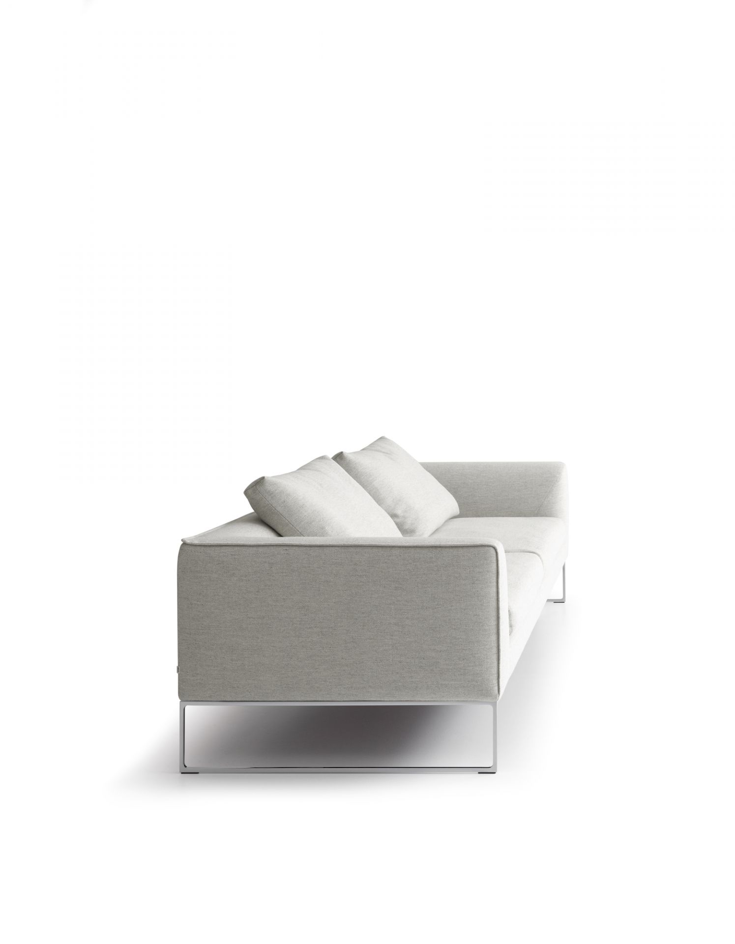 Mell Lounge Sofa von Cor, hellgrauer Stoffbezug, modernes Design mit Kissen.