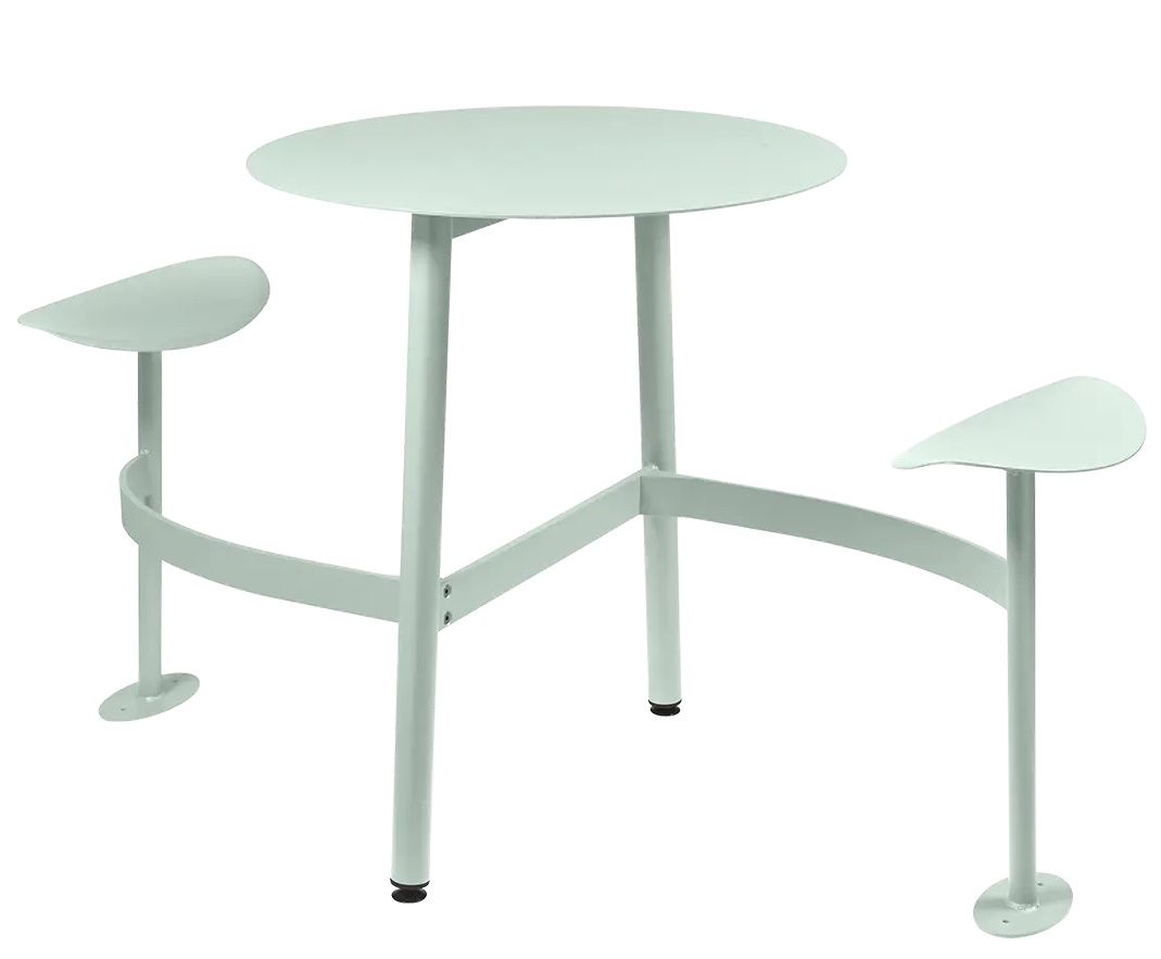 Fermob Bolder Tisch für zwei Personen in Hellblau, runder Tisch mit integrierten Sitzflächen für den Außenbereich.