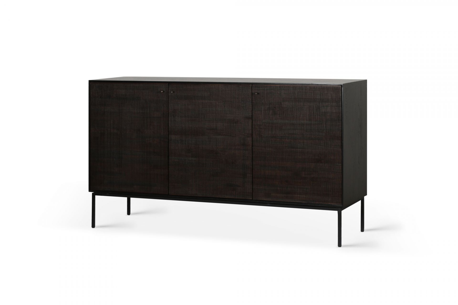Ethnicraft Teak Grooves Anrichte mit vier Türen und dunklem Holz auf schlanken, schwarzen Metallfüßen.