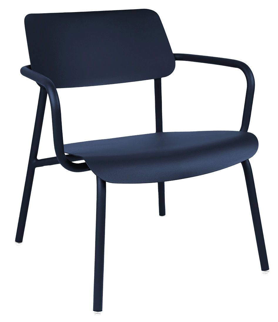 Blauer Fermob Studie Lounge Sessel für den Außenbereich, moderner Gartensessel mit Armlehnen.