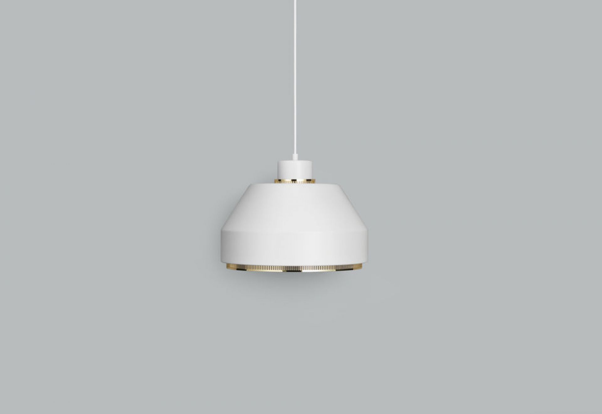Weiße Artek Pendelleuchte AMA500 mit goldenen Akzenten, moderne Hängelampe für stilvolle Innenräume.