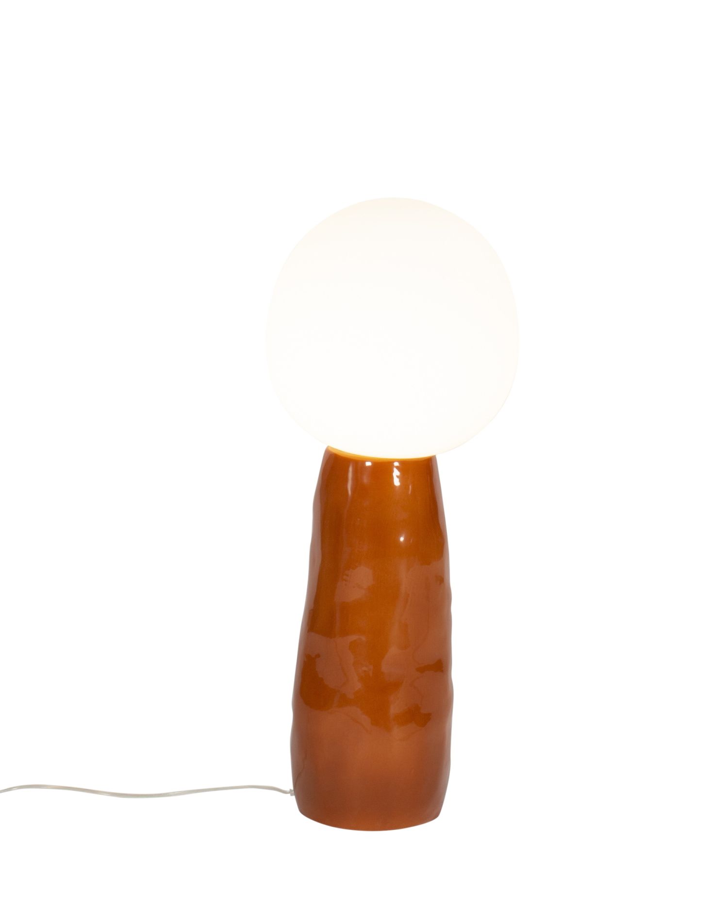 Kokeshi Stehleuchte von Pulpo: Moderne Lampe mit braunem Keramikfuß und weißem, rundem Lampenschirm.