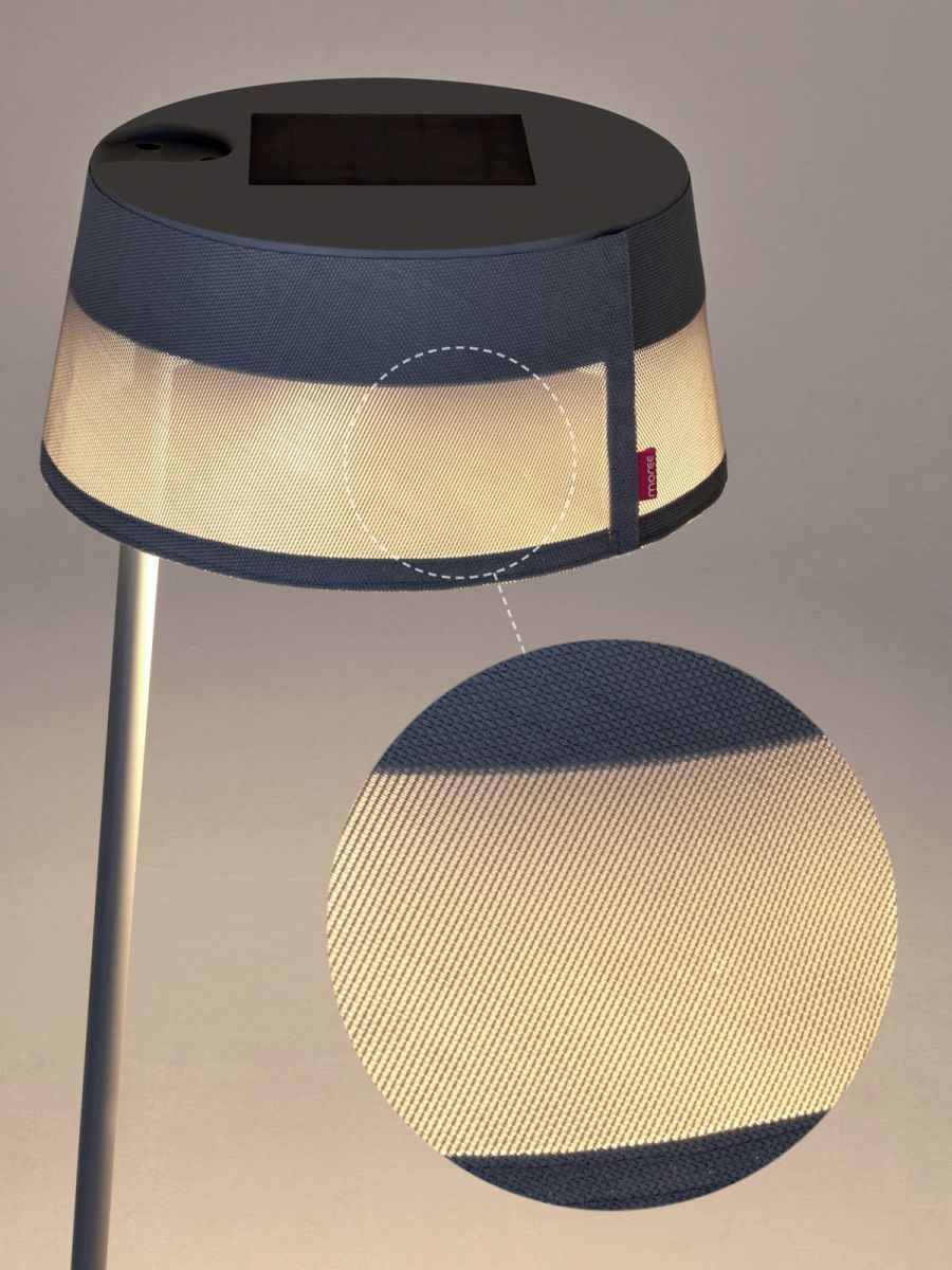 ISA-BELLE Solarleuchte von Moree, moderne Stehlampe und Bogenlampe mit Stoffschirm und Solarpanel, Detailaufnahme.