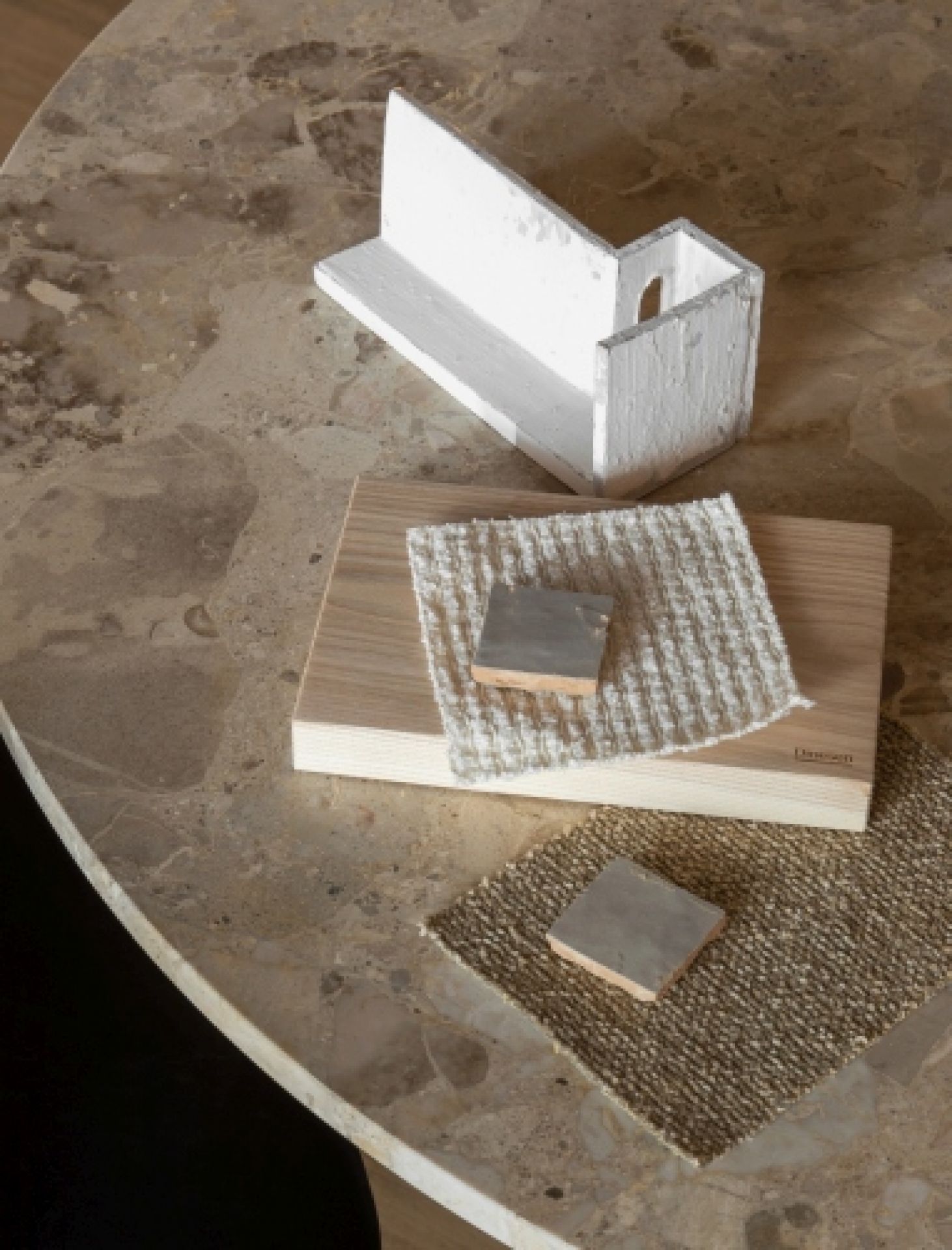 Detailaufnahme des Androgyne Dining Table Esstisches von Audo mit Materialproben auf der Tischplatte.