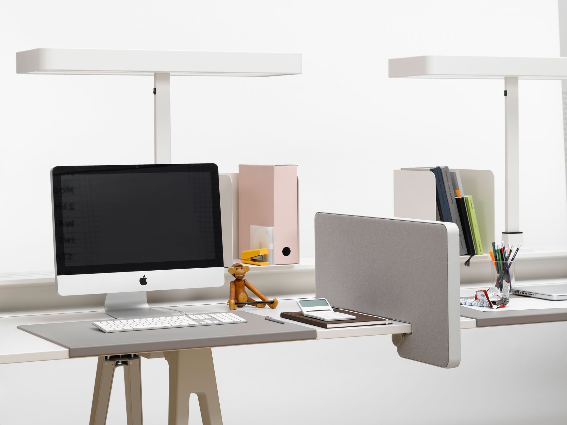 Joyn Schreibtischunterlage von Vitra in Mauve Grau auf einem modernen Bürotisch mit Computer.