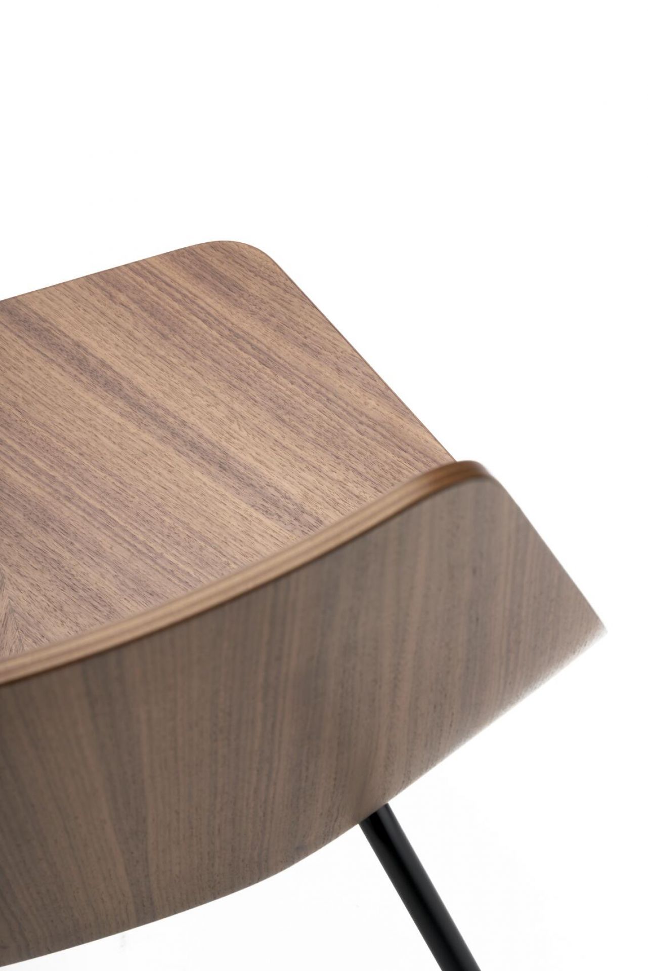 Detailaufnahme vom Thonet S 661 Stahlrohrstuhl mit Sitzfläche aus Nussbaumholz und schwarzem Stahlrohrgestell.