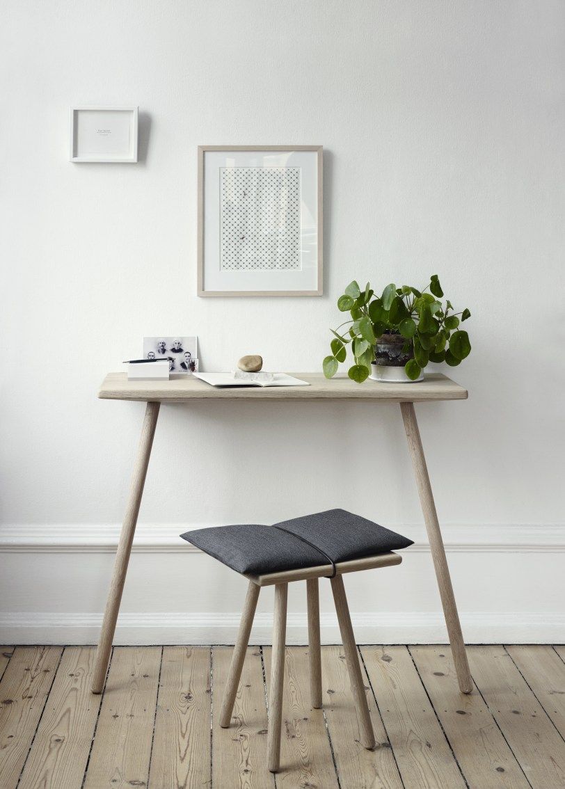Georg Wall Schreibtisch von Skagerak: Moderner Holz-Wandsekretär mit Hocker und minimalistischer Dekoration.