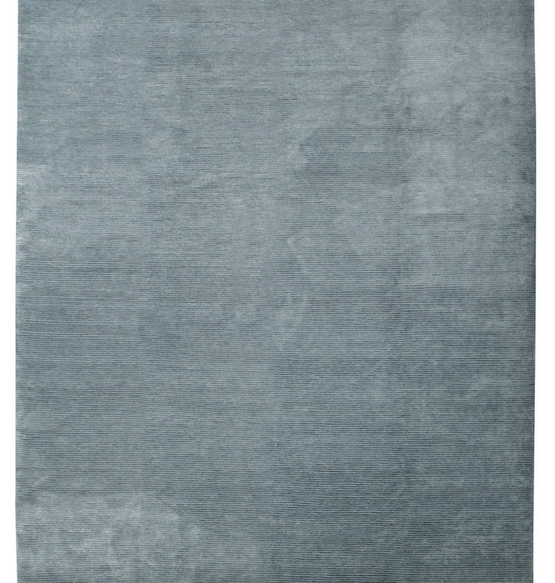 Blauer Teppich der D-Range Kollektion von Designercarpets mit feiner, horizontaler Linienstruktur.