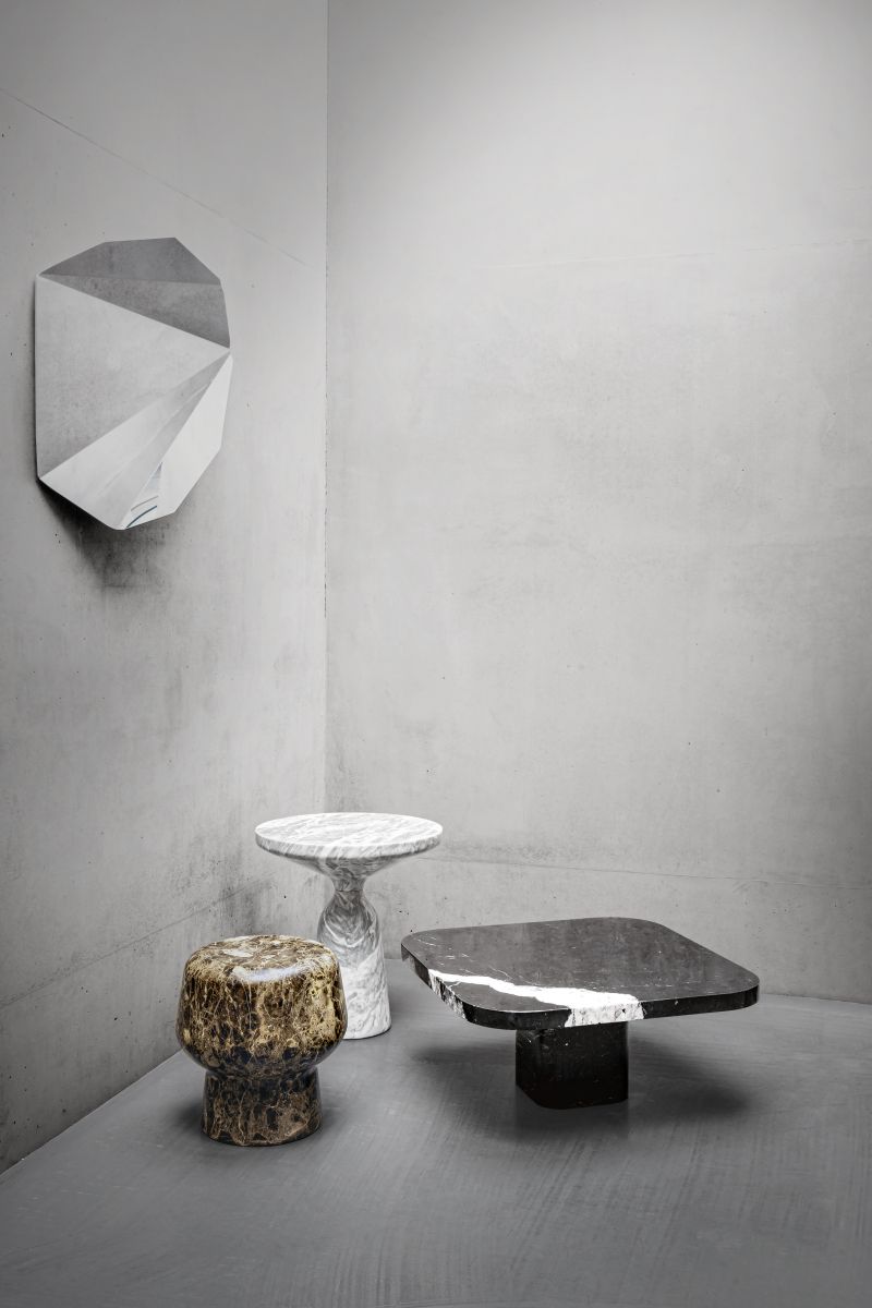 Bell Beistelltisch aus Marmor und weitere Design Beistelltische in einem minimalistischen Raum.