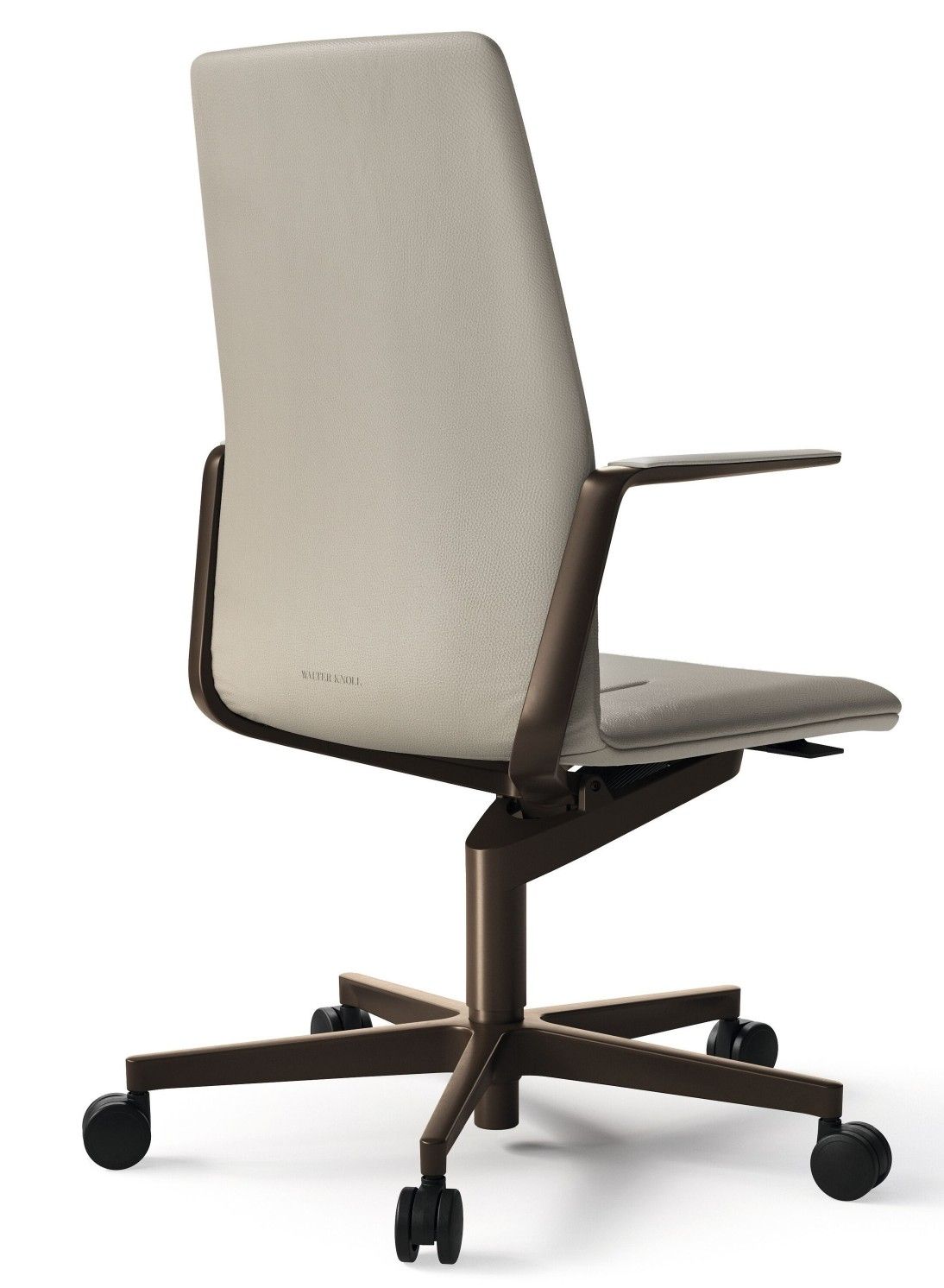 Walter Knoll Leadchair Evo Bürostuhl in Beige mit Armlehnen und Fünfsternfuß, Rückansicht.