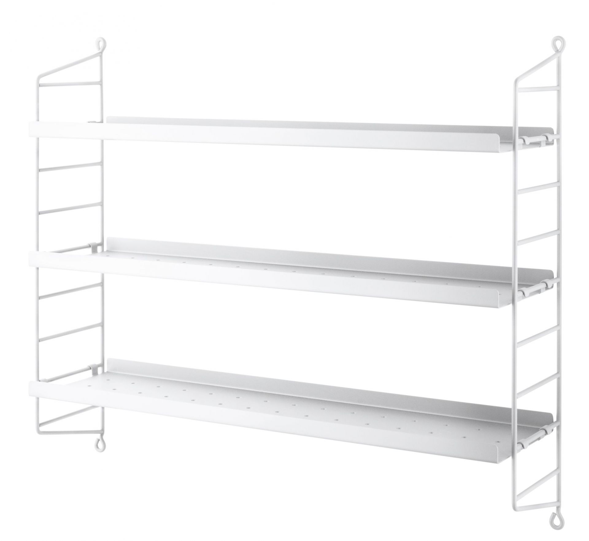 Weißes String Pocket Regal von String Furniture mit drei Regalböden und filigranen Metallleitern.