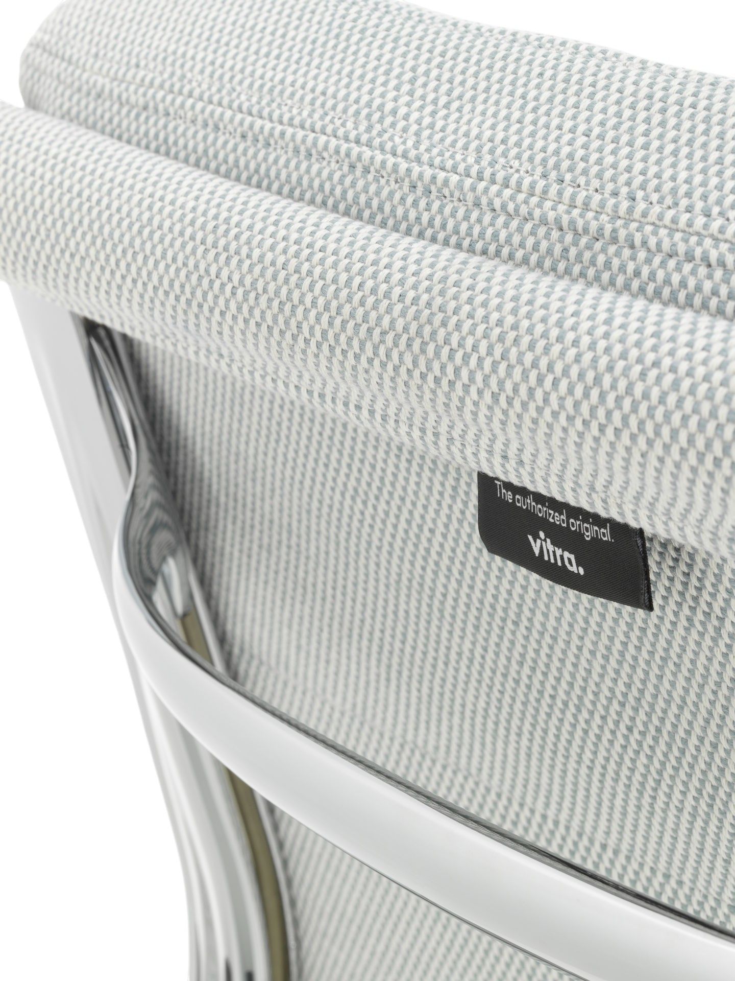 Detailaufnahme des Soft Pad Chair EA205 von Vitra mit hellgrauem Stoffbezug und verchromtem Gestell.