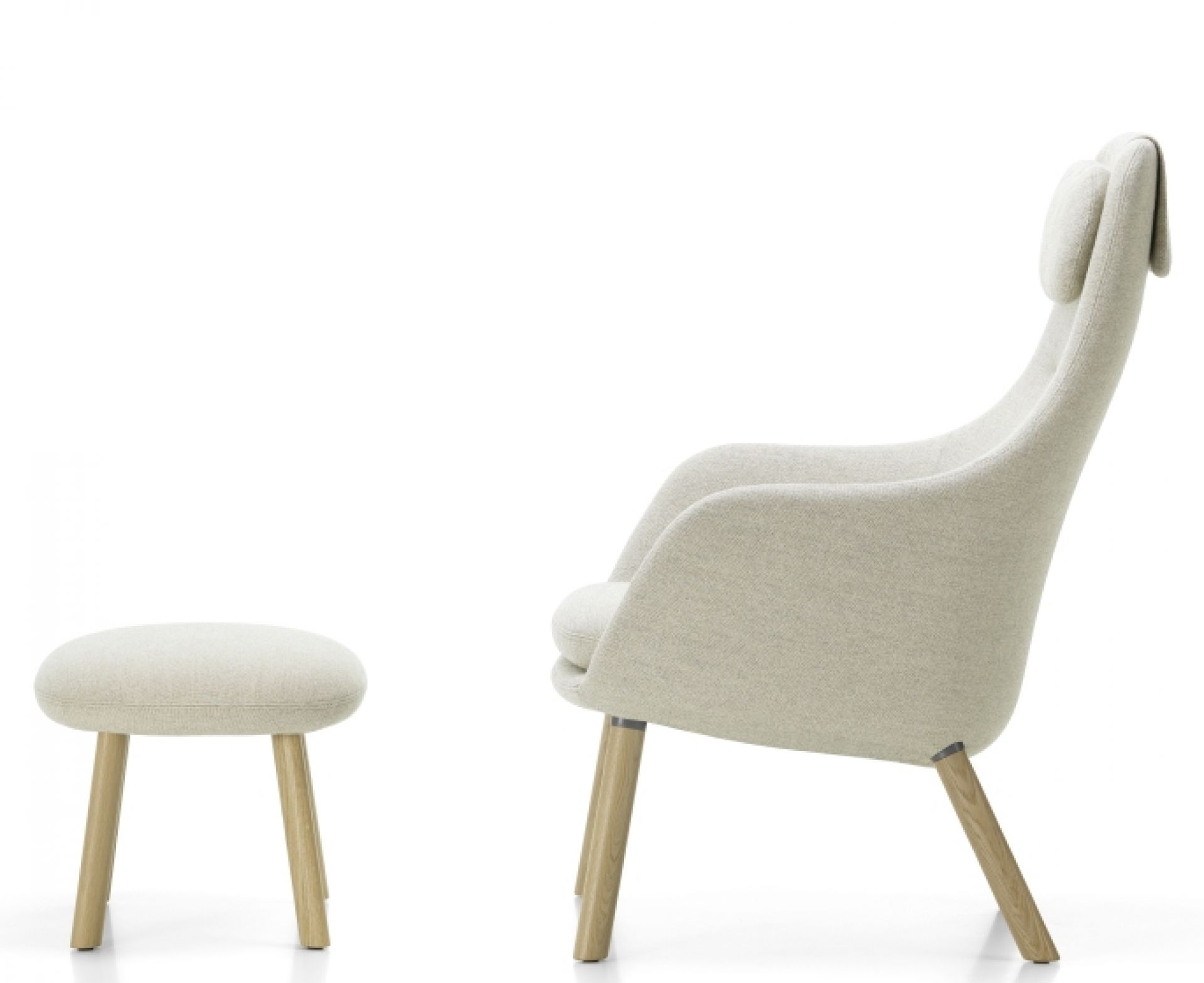 Beiger Hal Lounge Chair Sessel von Vitra mit passendem Ottoman Hocker, seitliche Ansicht.