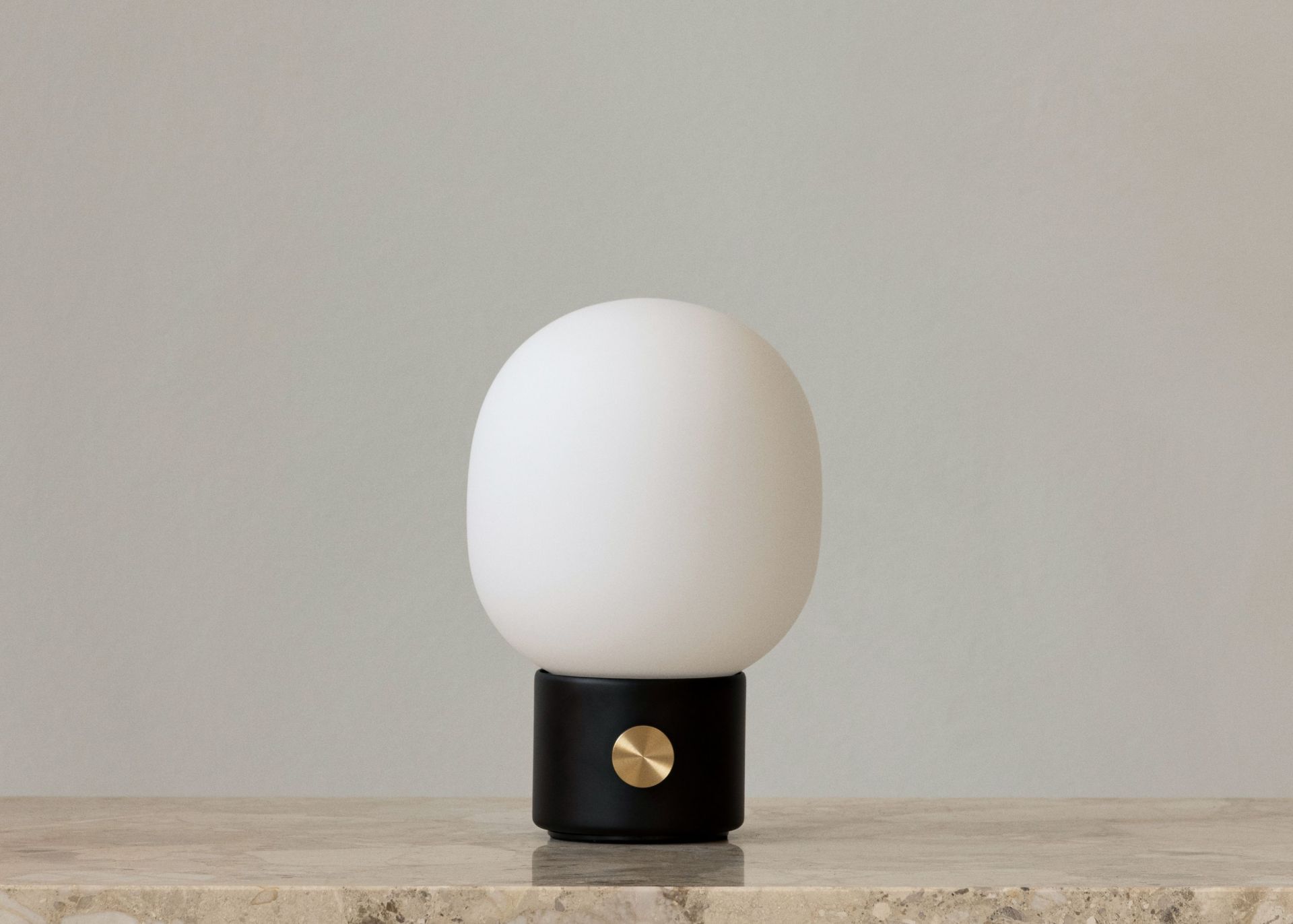 JWDA Tischleuchte tragbar: Elegante Lampe mit weißem Glas und schwarzem Sockel.