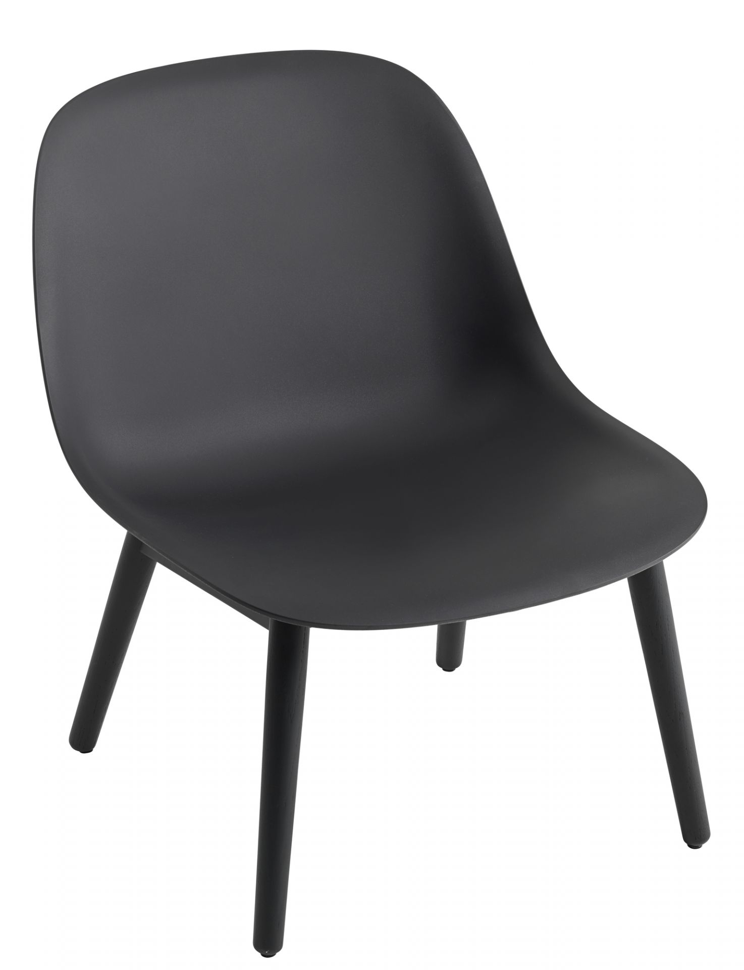 Schwarzer Fiber Lounge Chair von Muuto mit Holzgestell, moderner Sessel für Wohnzimmer.
