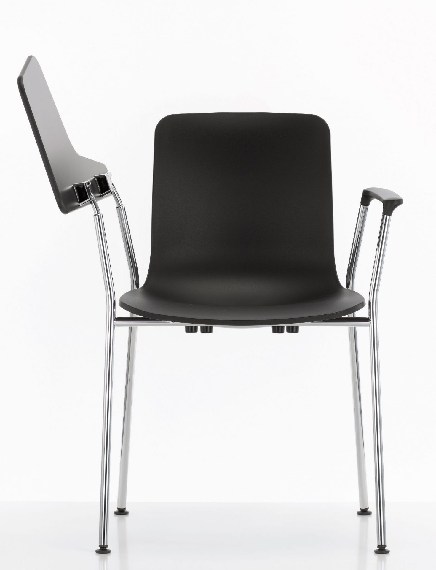 Schwarzer Hal Stuhl von Vitra mit Schreibplatte und verchromtem Gestell, ideal für Büro und Konferenz.