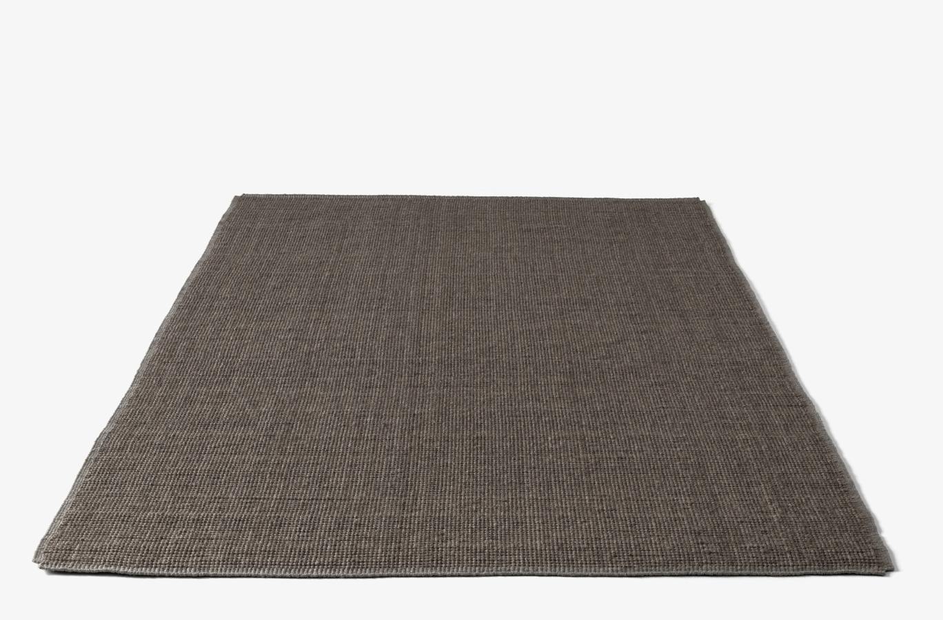 AndTradition Collect Teppich SC84/SC85 in Braun, Detailaufnahme der Textur, hochwertiger Wollteppich für Wohnzimmer.