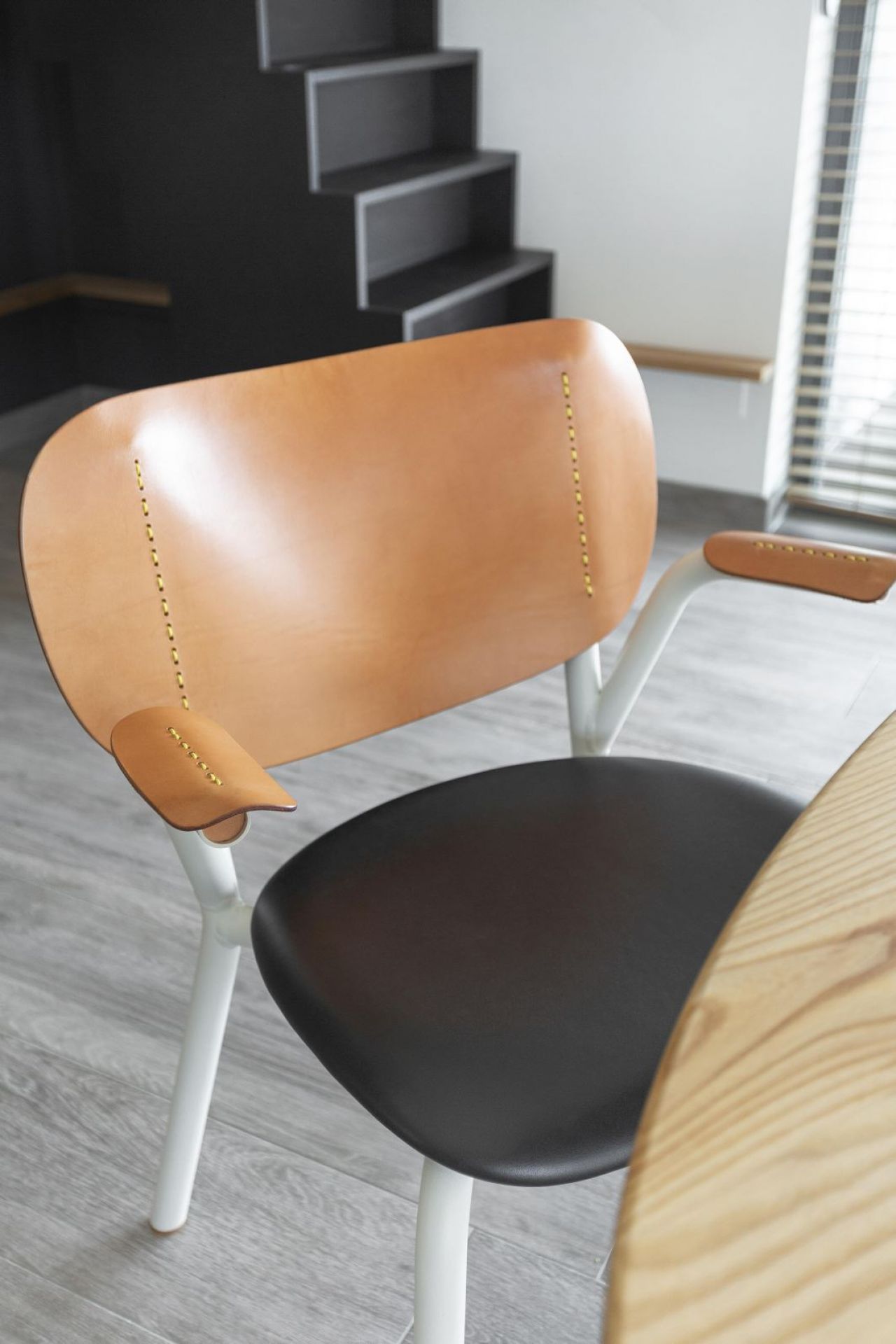 Emil Rosi Armchair Stuhl mit Armlehne von Functionals, Leder, Weiß, moderner Designstuhl für Esszimmer und Wohnbereich.